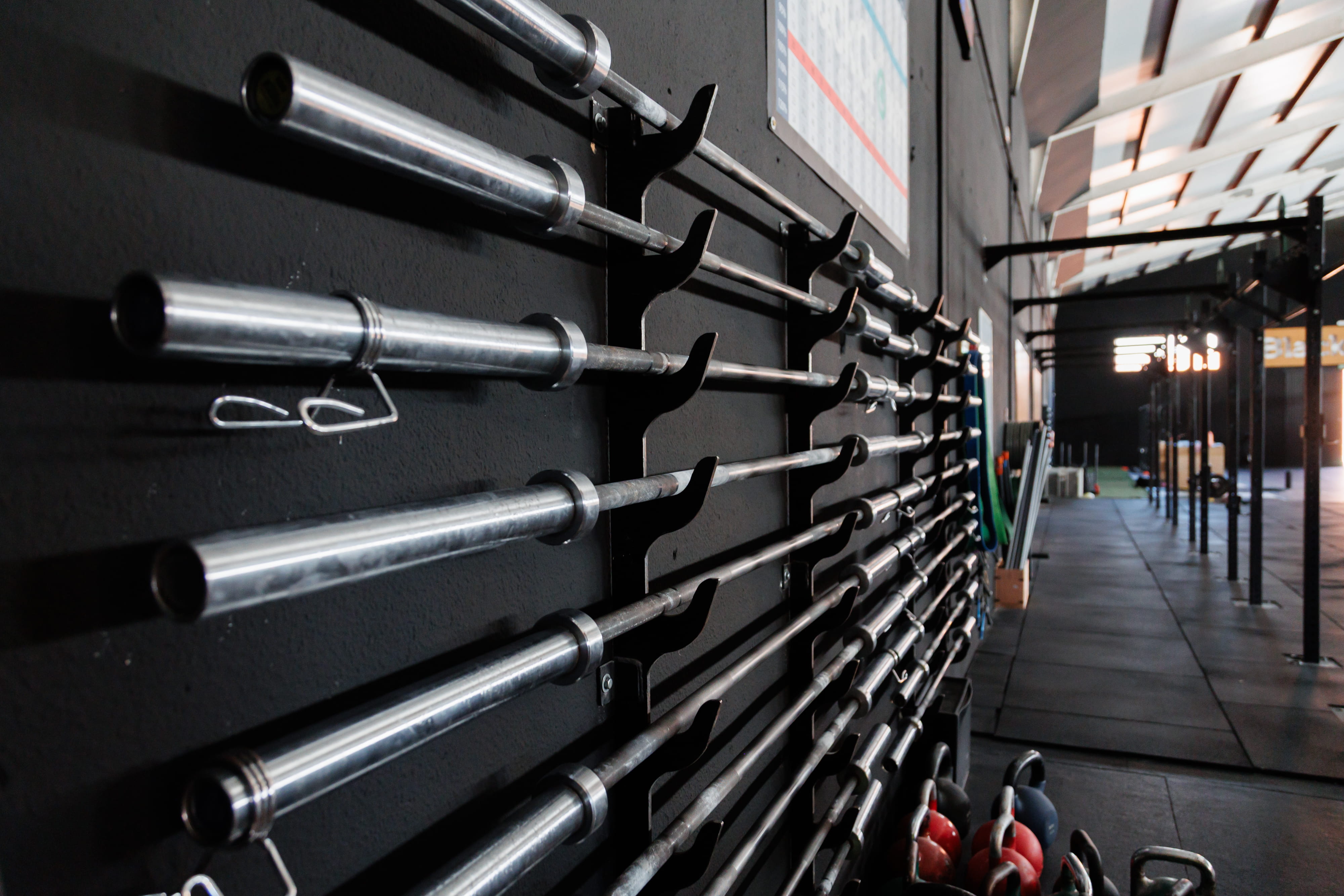 Zona de equipamiento en BlackCrown CrossFit Arganda