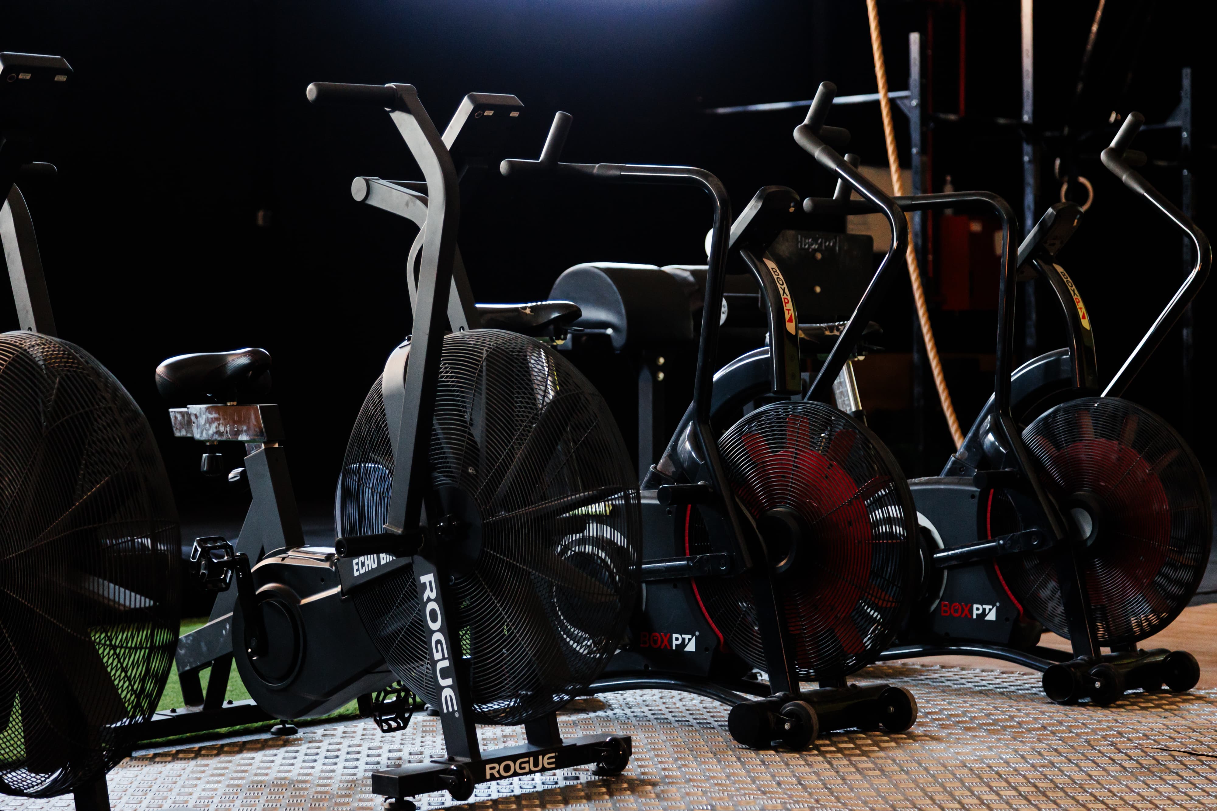 Zona de equipamiento en BlackCrown CrossFit Arganda